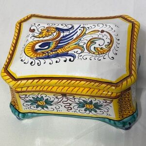 Deruta Majolica "Raffaellesco" pattern Hand Painted Pottery Trinket Box